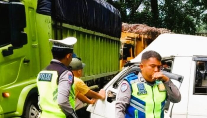 Minibus dan Truk Fuso Terlibat Kecelakaan di Jalinsum Paluta, Tujuh Orang Luka