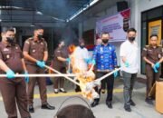 Barang Bukti 99 Perkara di Batu Bara Dimusnahkan, Narkoba Diblender hingga Mesin Judi Dipotong