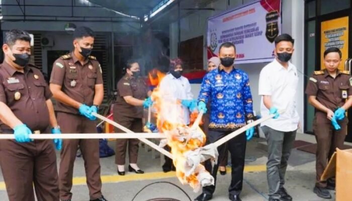 Barang Bukti 99 Perkara di Batu Bara Dimusnahkan, Narkoba Diblender hingga Mesin Judi Dipotong