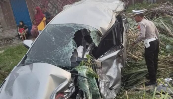 Palang Pintu Tak Berfungsi, Mobil ASN Dihantam Kereta di Perlintasan Sei Buluh