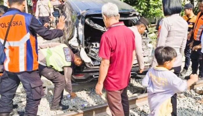 Mobil Tertemper Kereta Api Barang di Simalungun, Dua Penumpang Selamat