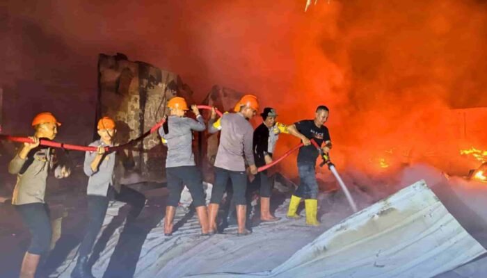 Kebakaran Hebat Landa Pertokoan Gunung Sitoli, 30 Personel Brimob Sigap Padamkan Api dan Evakuasi Warga