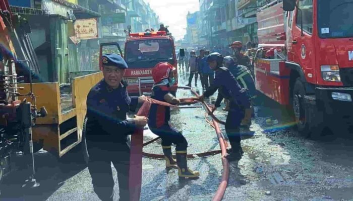 Brimob Polda Sumut Gerak Cepat Padamkan Kebakaran Ruko di Pematangsiantar, AWC Dikerahkan