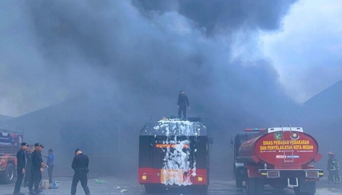 Brimob Polda Sumut Gerak Cepat Padamkan Kebakaran di Medan Timur, 30 Personel Dikerahkan