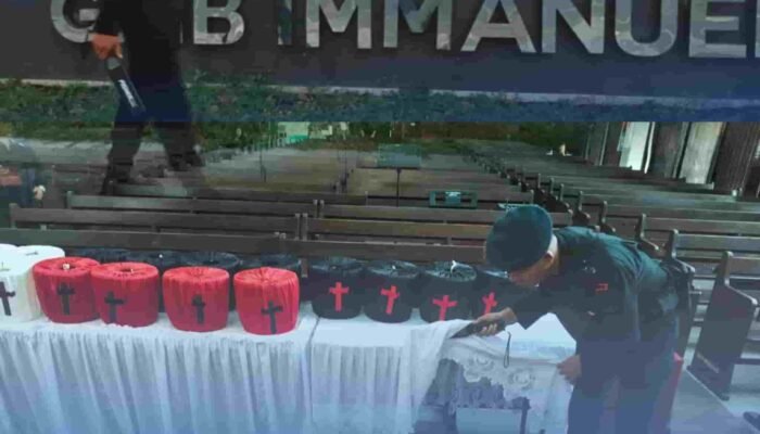 Sterilisasi Gereja Jelang Jumat Agung, Brimob Polda Sumut Pastikan Keamanan Ibadah di Medan