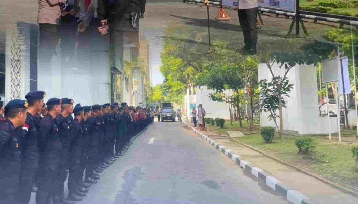 Brimob Polda Sumut Kawal Aksi Aspirasi di Kantor Gubernur, Pengamanan Humanis Jaga Kondusivitas