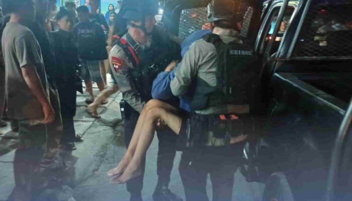 Brimob Polda Sumut Sigap Evakuasi Korban Kecelakaan di Pancing, Arus Lalu Lintas Sempat Macet