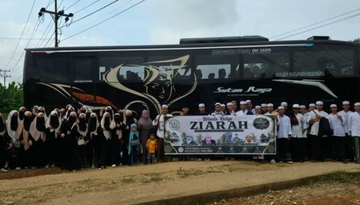 Ziarah Religi Santri Raudhatut Tholibin ke 4 Makam Ulama Sumut–Sumbar, Perkuat Iman dan Spiritualitas