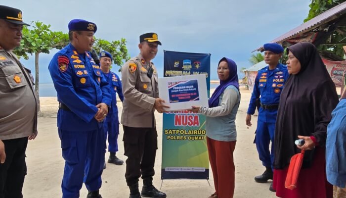 Program JALUR Polres Dumai Hadir di Pantai Koneng, Salurkan Bantuan dan Layanan Kesehatan bagi Masyarakat Pesisir