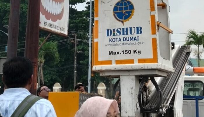 Ketua Komisi II DPRD Dumai Pimpin Penertiban Kabel Optik Semrawut, Langsung Potong Kabel Berbahaya