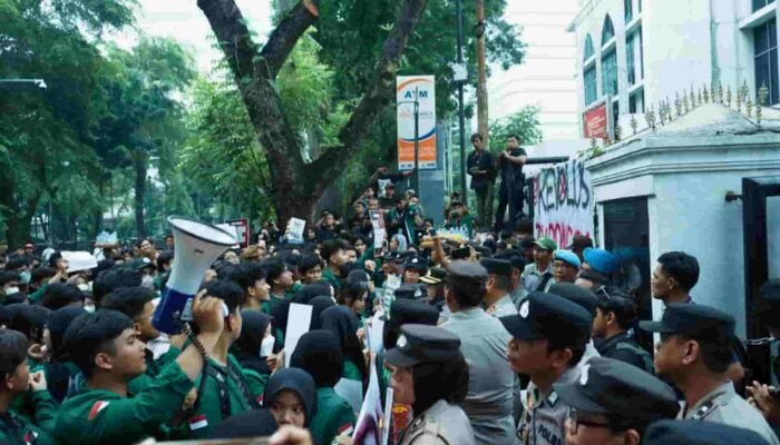 Aksi BEM USU di DPRD Sumut Disorot, 200 Mahasiswa Sampaikan Aspirasi Soal BBM dan Rupiah, Brimob Perkuat Pengamanan