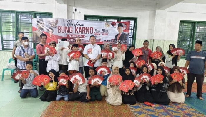 Peringati Bulan Bung Karno, Wong Chun Sen Berbagi Buku Bergambar Soekarno dan Megawati kepada 160 Anak Panti