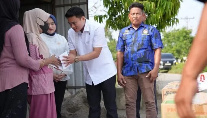 Ricky Anthony Salurkan Bantuan untuk Korban Kebakaran Dua Rumah di Hinai, Beri Dukungan Moril kepada Warga