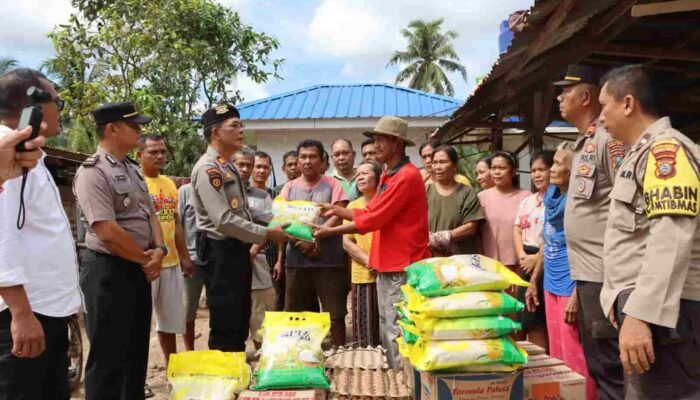 Polres Tapanuli Tengah Distribusikan Bantuan Pangan bagi Korban Banjir di Hutanabolon
