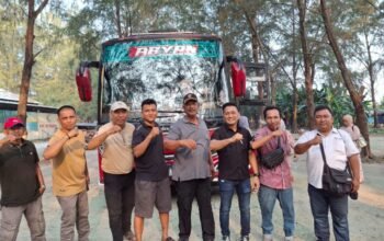 Fauzi Anggota DPRD Medan Baur Bersama Warga Jermal 7