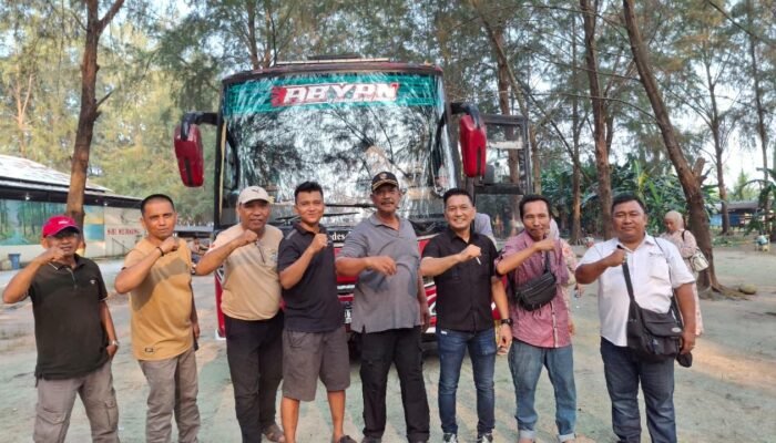 Fauzi Anggota DPRD Medan Baur Bersama Warga Jermal 7