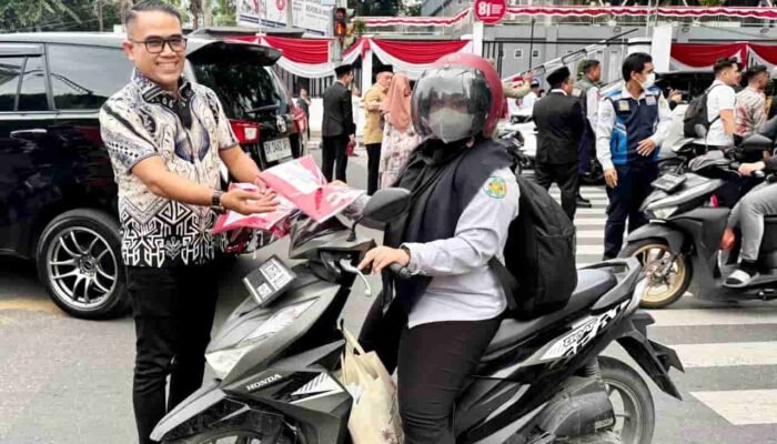 Bendera Merah Putih Dibagikan di Jalanan Medan, Pemko dan PWPM Ajak Warga Hidupkan Semangat Kemerdekaan