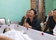 Tangis Ibu Pecah di Samping Peti Jenazah, Pertanyakan Dugaan Bunuh Diri Mantan Istri Polisi dan Status Cerai