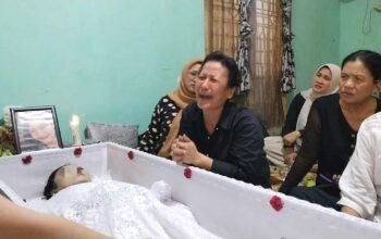 Tangis Ibu Pecah di Samping Peti Jenazah, Pertanyakan Dugaan Bunuh Diri Mantan Istri Polisi dan Status Cerai