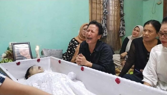 Tangis Ibu Pecah di Samping Peti Jenazah, Pertanyakan Dugaan Bunuh Diri Mantan Istri Polisi dan Status Cerai
