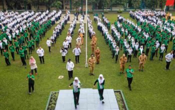 Mendikdasmen dan Rico Waas Senam Bersama Siswa SMPN 1 Medan, Pesan Menuju Indonesia 2045 Menggema