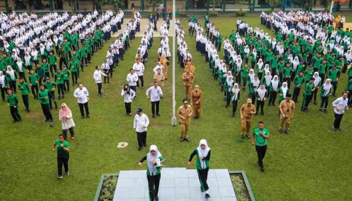 Mendikdasmen dan Rico Waas Senam Bersama Siswa SMPN 1 Medan, Pesan Menuju Indonesia 2045 Menggema
