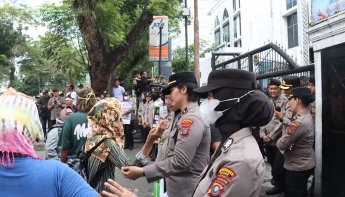Dua Kelompok Gelar Aksi di DPRD Sumut, Pengamanan Berakhir Tanpa Kericuhan