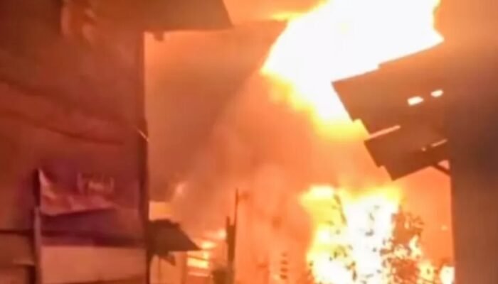 Sembilan Rumah Hangus, Satu Warga Tewas dalam Kebakaran Dini Hari di Padangsidimpuan