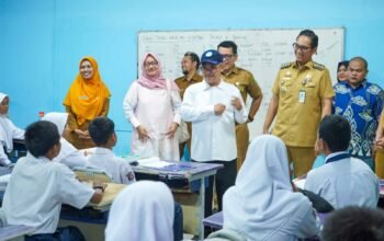 Mebelair Rusak di SMPN 16 Medan Diganti Tahun Ini, Rico Waas Cek Langsung Bersama Mendikdasmen