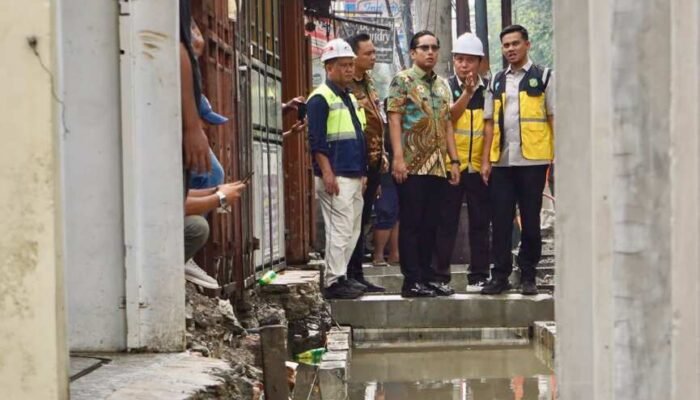 Drainase Gaperta Diperbesar, Rico Waas Cek Langsung Progres Pengerjaan Saat Hujan