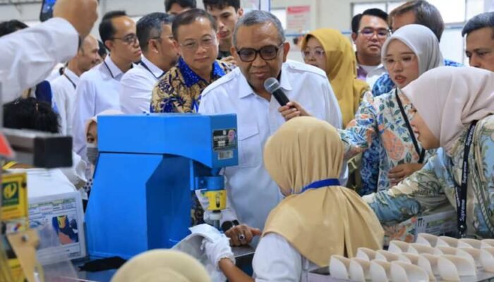 Wamenaker Soroti Keseimbangan Aturan dan Industri Padat Karya di Serang