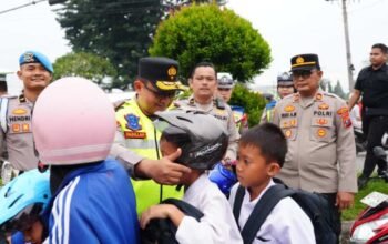 Wakapolda Sumut Bagikan Helm di Medan Amplas, Ajak Pengendara Utamakan Keselamatan