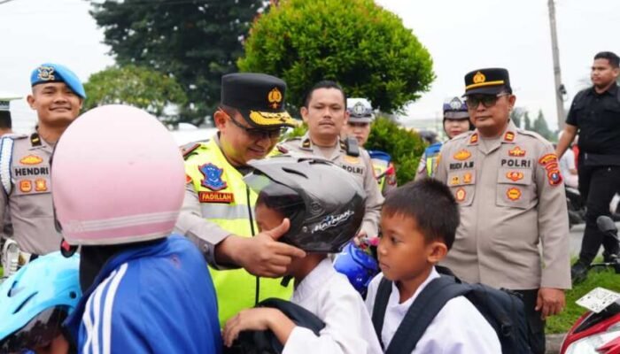 Wakapolda Sumut Bagikan Helm di Medan Amplas, Ajak Pengendara Utamakan Keselamatan
